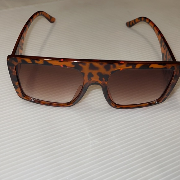Oversized sunglasses with the shield Frame and the leopard print design - Picture 3 of 7